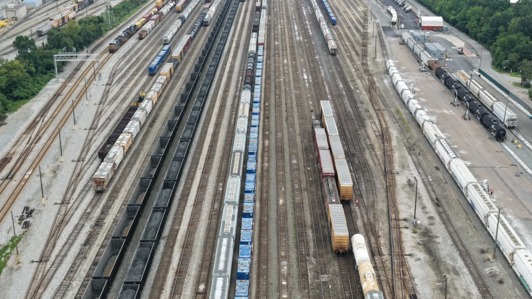 Freight rail yard