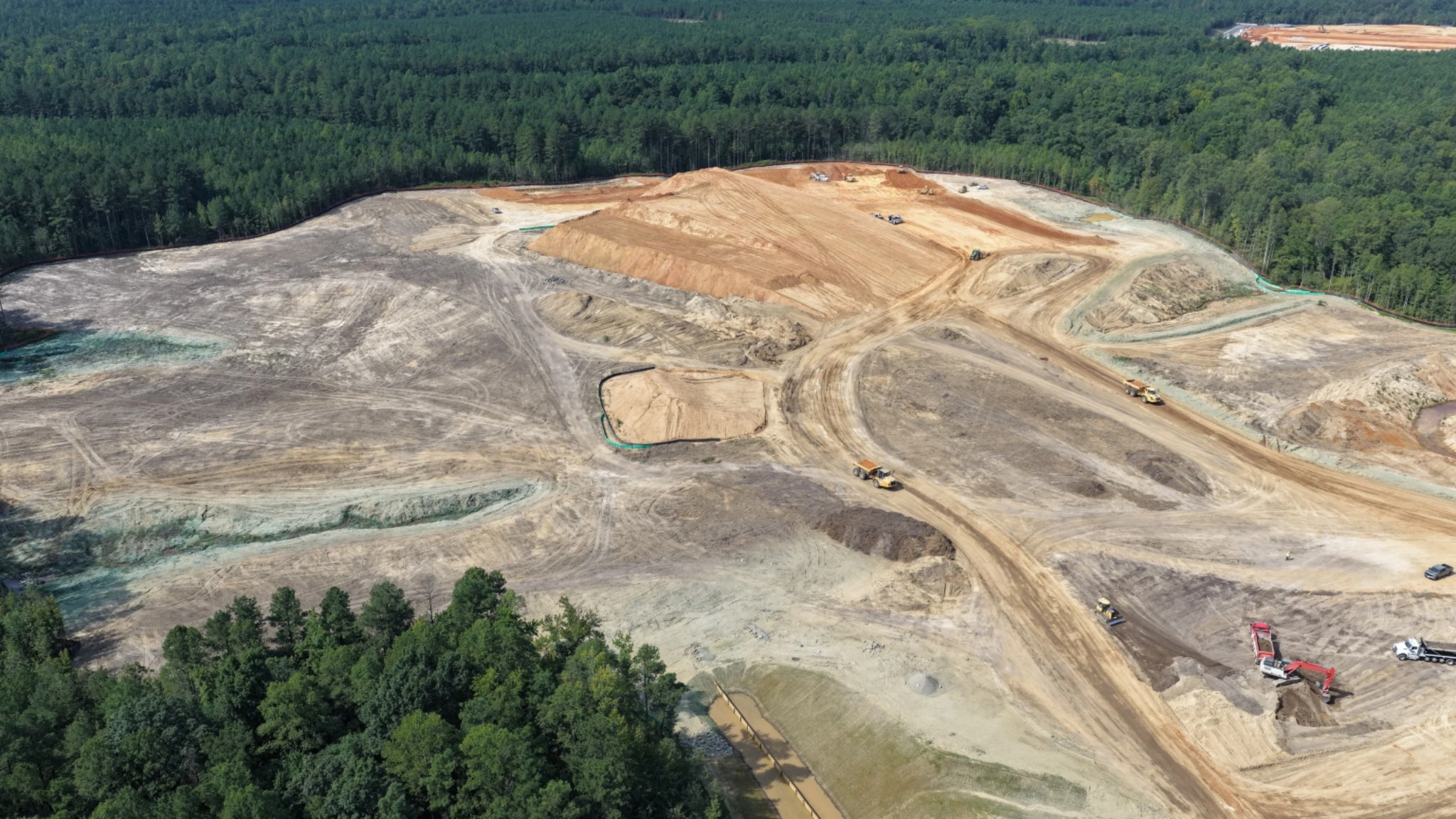 Rear perspective documenting grading, internal access routes and transitions between prepared areas.