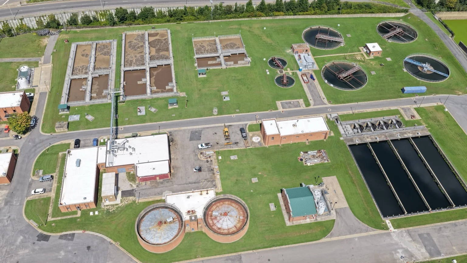 Elevated process-area view preserving relationships among treatment structures.